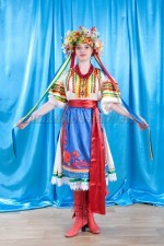 02312 Украинский национальный женский костюм. Комплект (12000 тг), венок (3000 тг), сапоги (2000 тг), бусы (2000 тг)