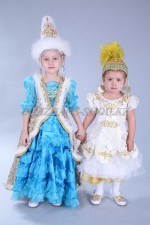00521 Казахские костюмы «Айбике», платье (3500 тг), саукеле (2000 тг) и «Гульназ», платье (3500 тг), головной убор (1000 тг)
