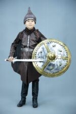 03907 Казахский национальный костюм "Барак". Туника + брюки + головной убор (7000 тг), меч (1000 тг), щит (1000 тг)