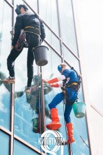 Окна мыли альпинисты в костюмах от “Дилижанс-шоу” для деток с диагнозом ДЦП, АУТИЗМ