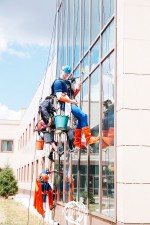 Окна мыли альпинисты в костюмах от “Дилижанс-шоу” для деток с диагнозом ДЦП, АУТИЗМ