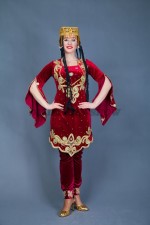 02245 Туркменская девушка в тюбетейке. Туника + шаровары (10000 тг), тюбетейка с косами (3000 тг)