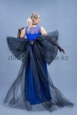 04141 Синее платье с черным бантом (шлейфом)